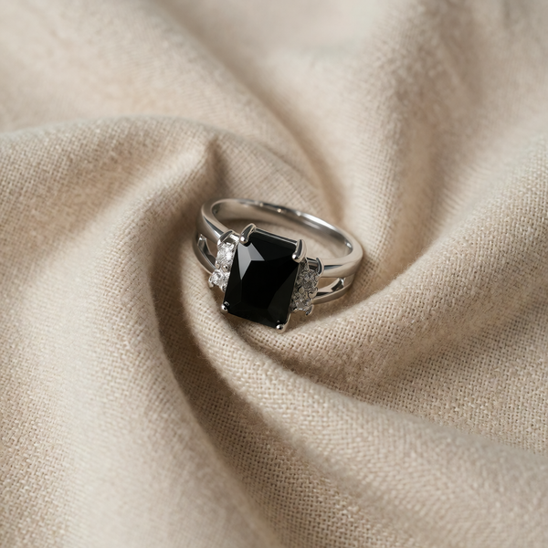 Anello in zirconia nera quadrato radiante